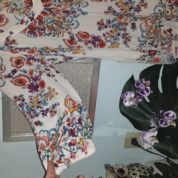 Bohemian floral Bila Blouse, floral print in a fun rainbow colors - Picture 5 of 7